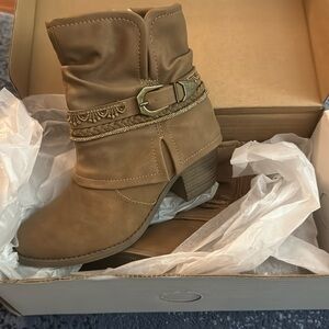 New in box Pop womens Hallow, block heel booties